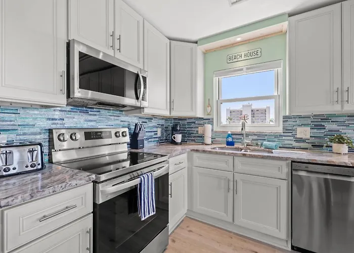 401 Bayshores Yacht Tennis Club *