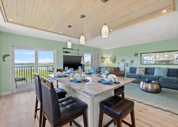 401 Bayshores Yacht Tennis Club